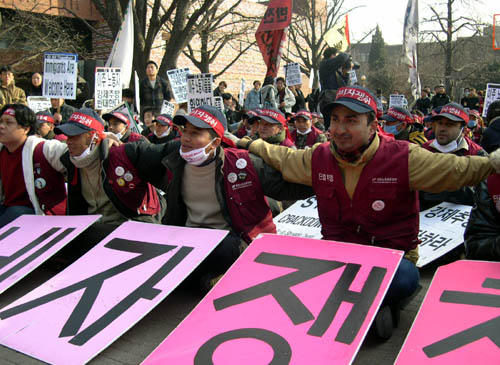 이주노동자 투쟁단이 노래에 맞춰 어께를 걸고 있다. 